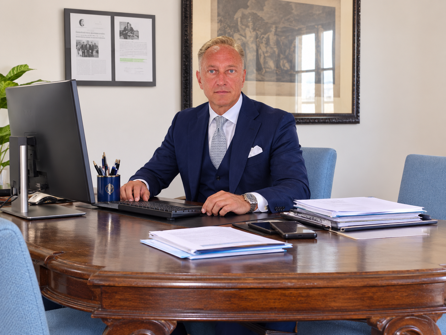 Massimiliano Sadoch Veglia, titolare di Eurodata 2000, alla scrivania in studio